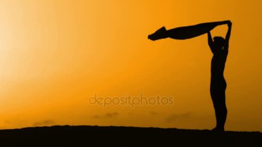 Sunset bulvarında bir kumsalda dans siluet