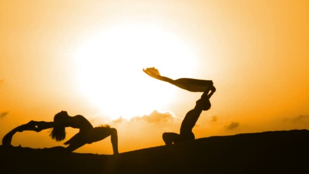 Silhouet dansen op een strand op zonsondergang — Stockvideo