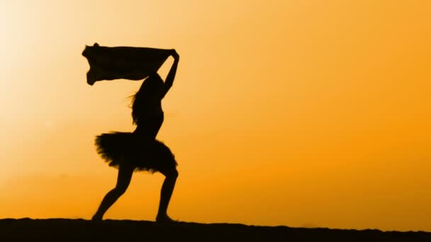 Silhouette tanzt am Strand bei Sonnenuntergang — Stockvideo