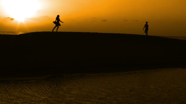 Sunset bulvarında bir kumsalda dans siluet — Stok video