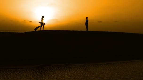 Sunset bulvarında bir kumsalda dans siluet — Stok video
