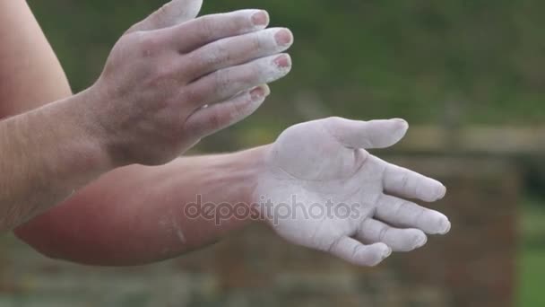 Halterofilismo de perto, levantador de peso masculino em pó suas mãos — Vídeo de Stock