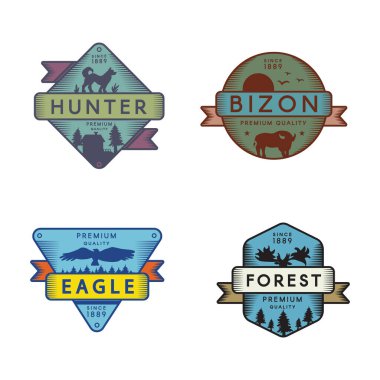 Wild Eagle ve Bizon, Hunter ve Forest Set Logosu. Renkli Koleksiyon Markası Premium Kalite. Kuş Şahini ve Geyik, Bufalo ve Köpek Siluetleri Parlak Logotype Düzeni Vektör Düzeni Çizimleri