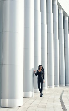 esmer uzun bacaklı sütunları yakınındaki