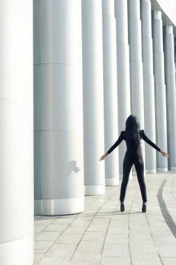 esmer uzun bacaklı sütunları yakınındaki