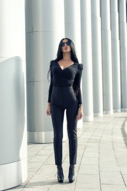 esmer uzun bacaklı sütunları yakınındaki