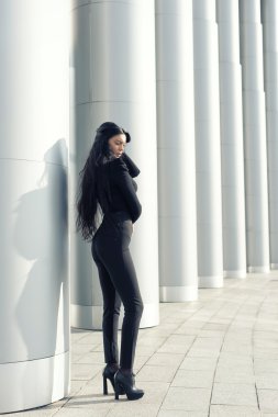 esmer uzun bacaklı sütunları yakınındaki