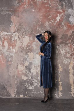 mavi kadife elbiseyle ince esmer