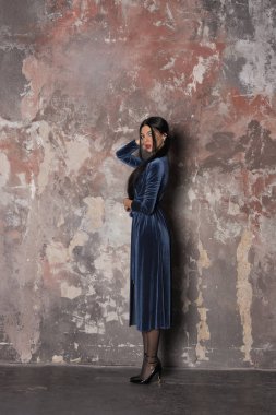 mavi kadife elbiseyle ince esmer