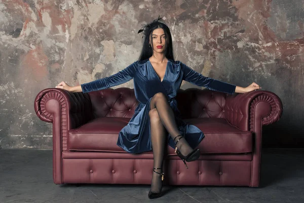 mavi kadife elbiseyle ince esmer