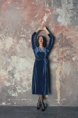 mavi kadife elbiseyle ince esmer