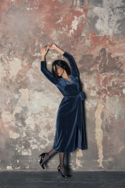 mavi kadife elbiseyle ince esmer