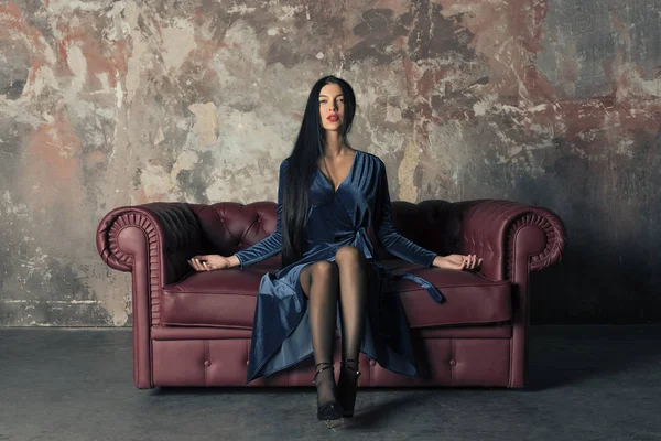 mavi kadife elbiseyle ince esmer