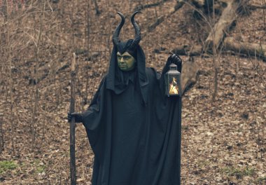 sonbahar ormandaki yeşil cadı