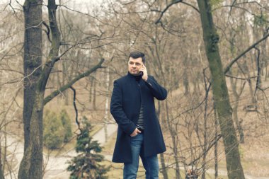 Bir ceket bir adam, Bahar parkta yürüyor