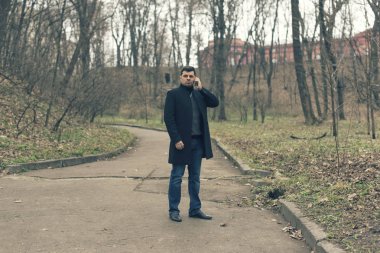 Bir ceket bir adam, Bahar parkta yürüyor