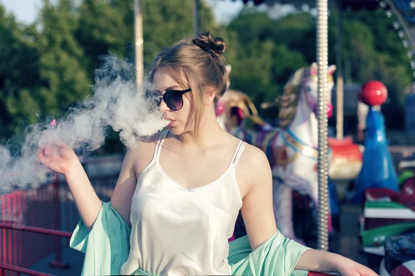 Bahar yürüyüşte genç bir sarışın ile