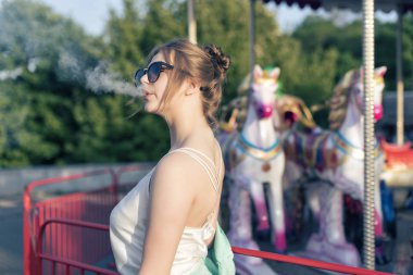 Bahar yürüyüşte genç bir sarışın ile