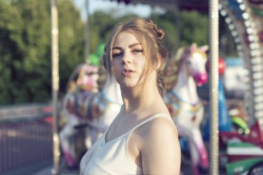 Bahar yürüyüşte genç bir sarışın ile