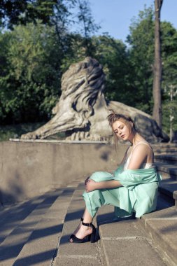 Bahar yürüyüşte genç bir sarışın ile