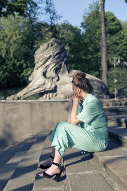 Bahar yürüyüşte genç bir sarışın ile