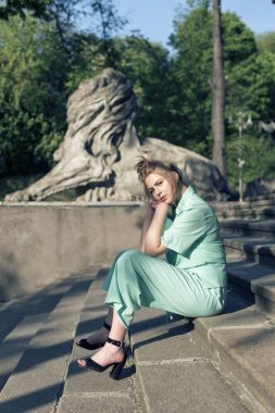 Bahar yürüyüşte genç bir sarışın ile