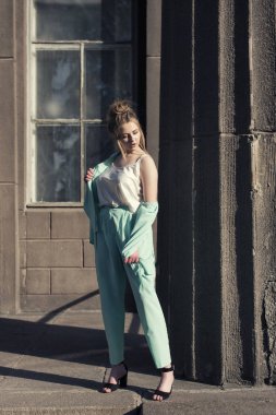 Bahar yürüyüşte genç bir sarışın ile