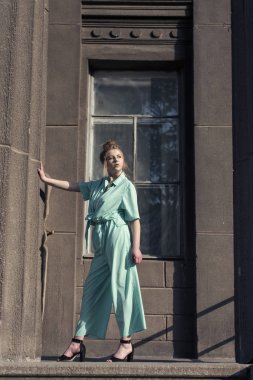 Bahar yürüyüşte genç bir sarışın ile