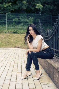 Kıvırcık saçlı genç esmer