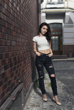 Kıvırcık saçlı genç esmer