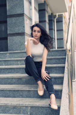 Kıvırcık saçlı genç esmer