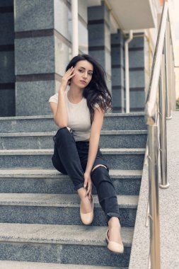 Kıvırcık saçlı genç esmer