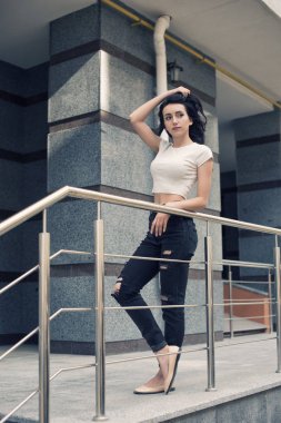 Kıvırcık saçlı genç esmer