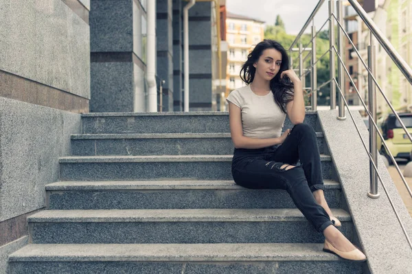 Jeune brune aux cheveux bouclés — Photo