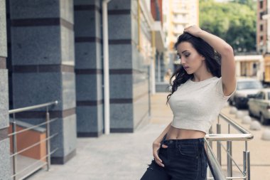 Kıvırcık saçlı genç esmer