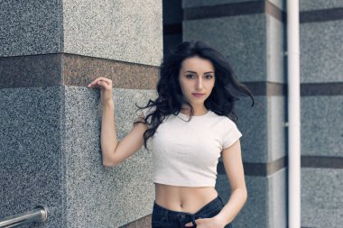 Kıvırcık saçlı genç esmer