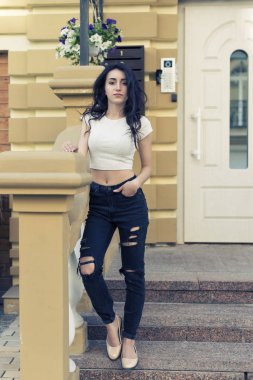 Kıvırcık saçlı genç esmer