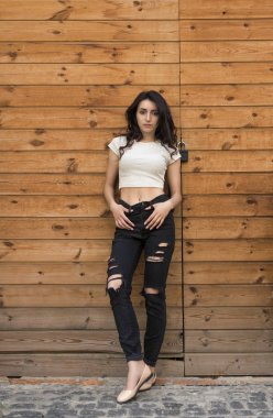 Kıvırcık saçlı genç esmer