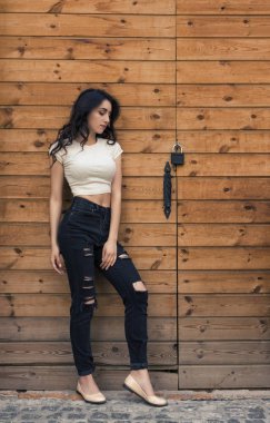 Kıvırcık saçlı genç esmer