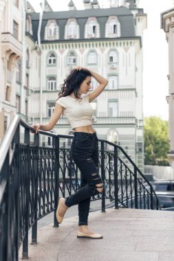 Kıvırcık saçlı genç esmer