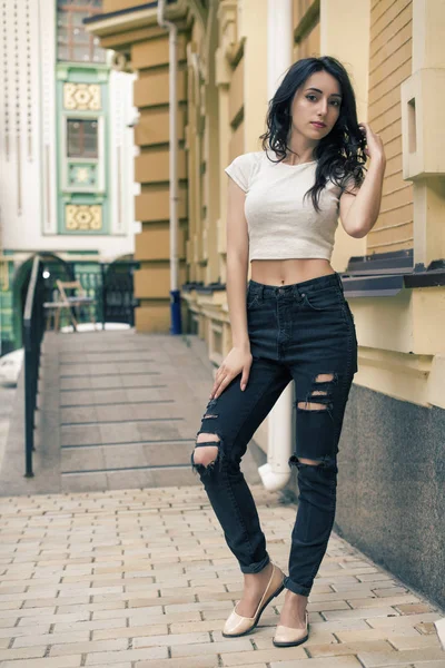 Kıvırcık saçlı genç esmer