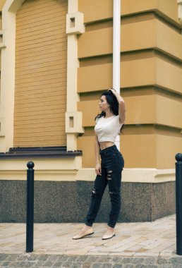 Kıvırcık saçlı genç esmer