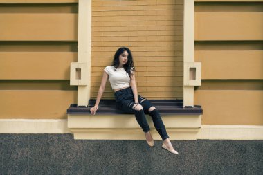 Kıvırcık saçlı genç esmer