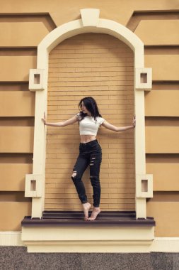 Kıvırcık saçlı genç esmer