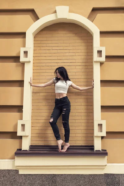 Kıvırcık saçlı genç esmer