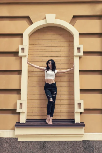 Kıvırcık saçlı genç esmer