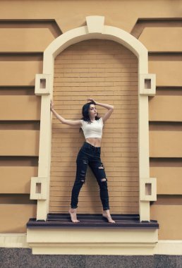 Kıvırcık saçlı genç esmer