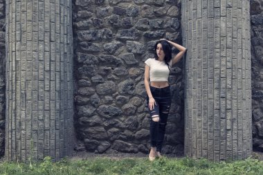 Kıvırcık saçlı genç esmer