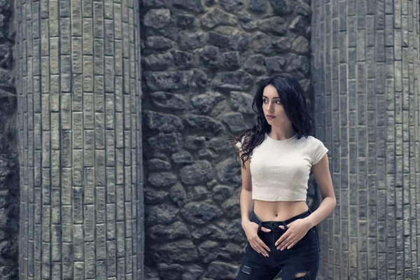 Kıvırcık saçlı genç esmer