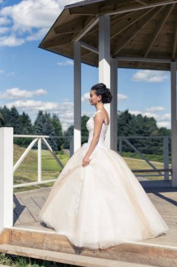 Parkta gelinle bir yaz yürüyüş